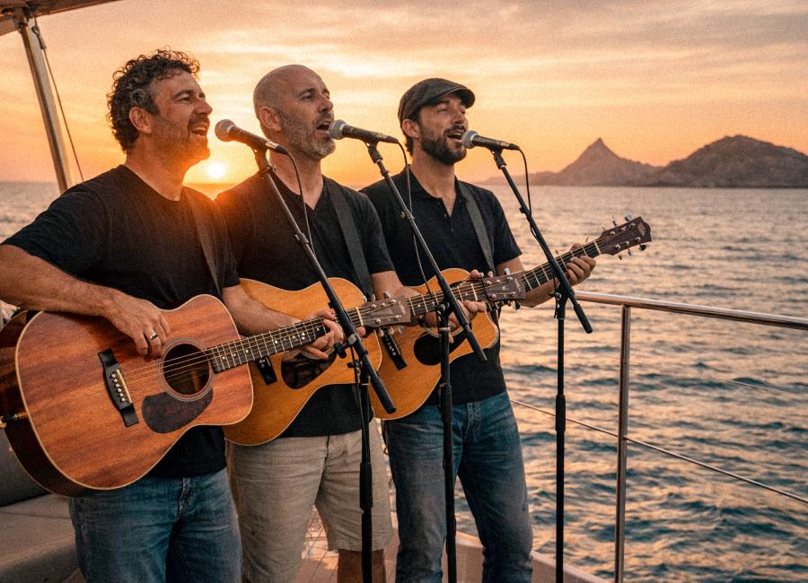 Photo de Le sunset festif avec chanteurs Corses aux îles Sanguinaires 
